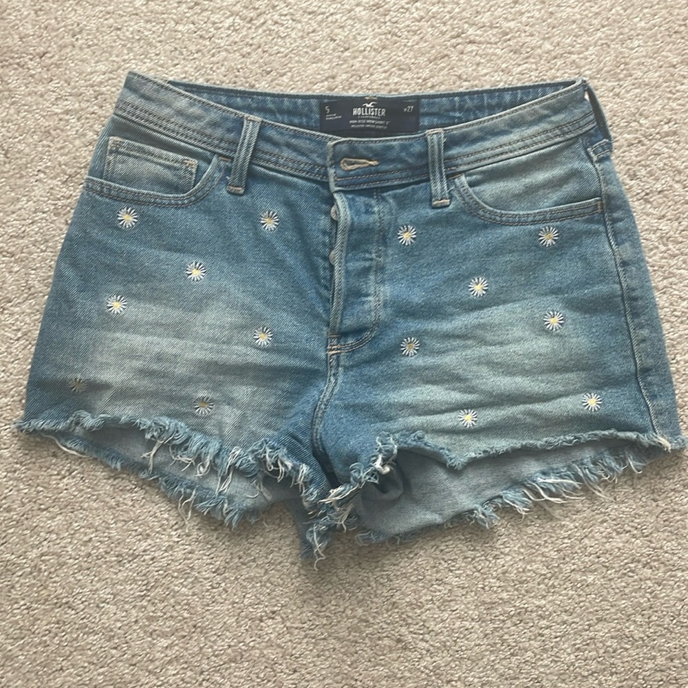 Hollister high rise mom jean short 3”, size 5 (w27).  Cute Daisy embroidered!!